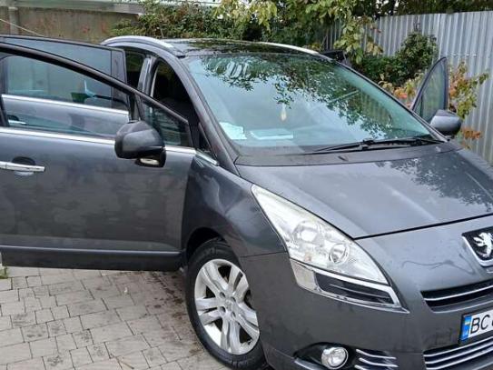 Peugeot 5008 2011г. в рассрочку