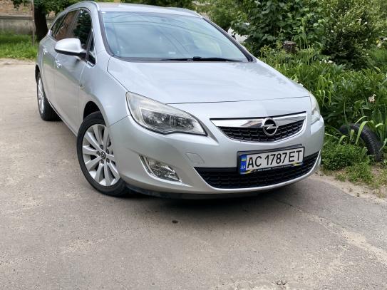Opel Astra                           2012г. в рассрочку