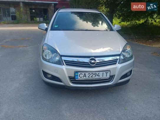 Opel Astra                           2010г. в рассрочку