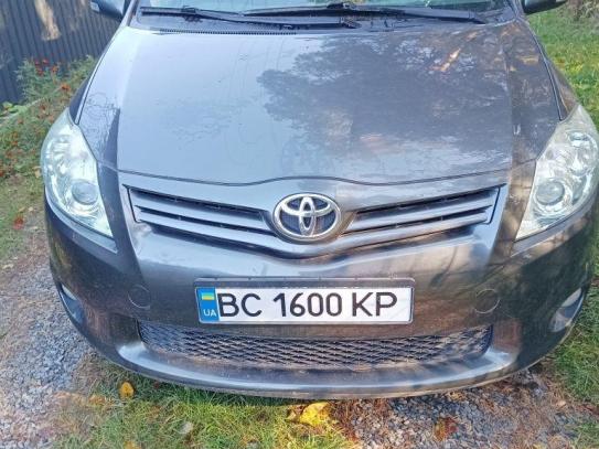 Toyota Auris                           2010г. в рассрочку