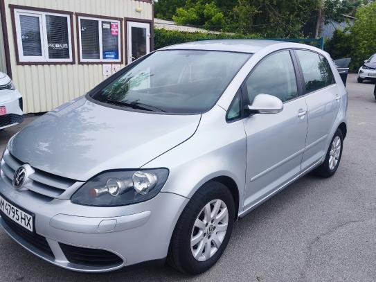 Volkswagen Golf                            2005г. в рассрочку