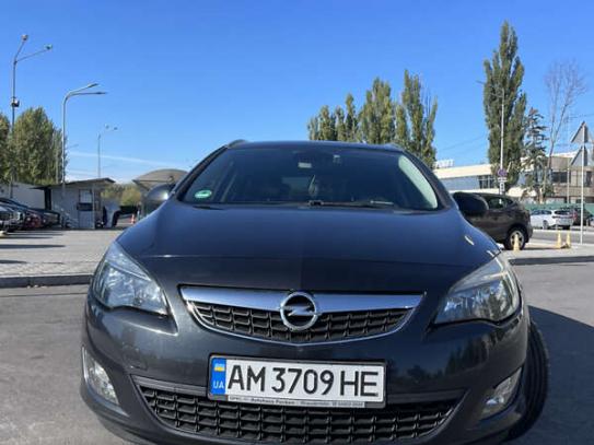 Opel Astra sports tourer 2012г. в рассрочку