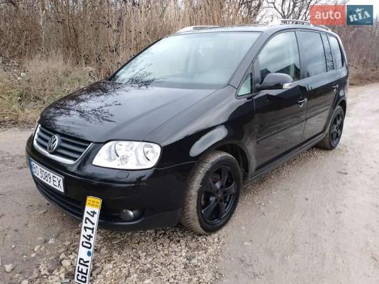 Volkswagen Touran                          2005г. в рассрочку