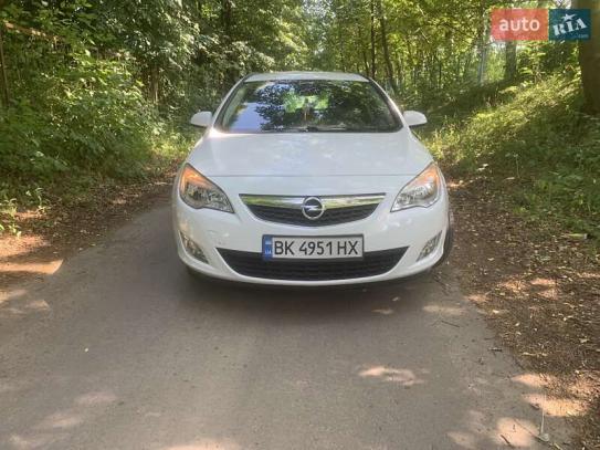 Opel Astra                           2011г. в рассрочку