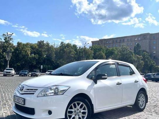 Toyota Auris 2011г. в рассрочку