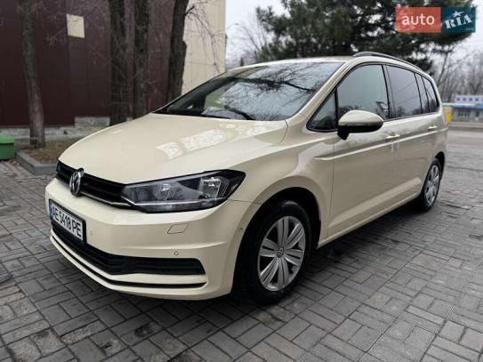 Volkswagen Touran 2016р. у розстрочку