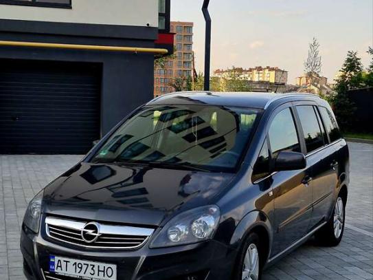Opel Zafira 2010р. у розстрочку