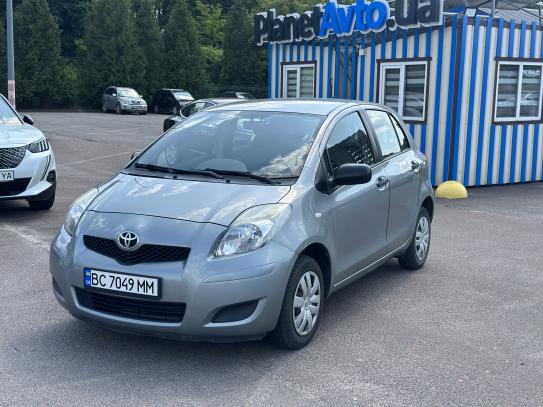 Toyota Yaris                           2010г. в рассрочку