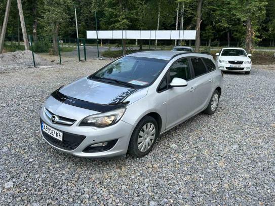 Opel Astra sports tourer             2012г. в рассрочку