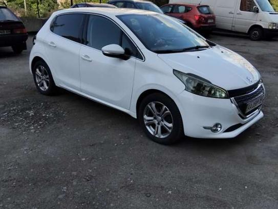 Peugeot 208                             2013г. в рассрочку