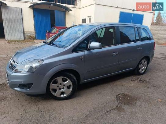 Opel Zafira 2010г. в рассрочку