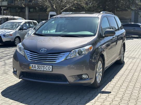 Toyota Sienna                          2011г. в рассрочку