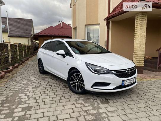 Opel Astra sports tourer 2016г. в рассрочку