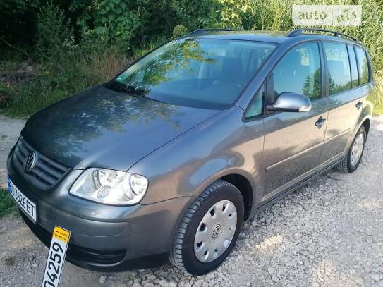 Volkswagen Touran 2005г. в рассрочку