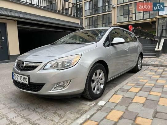 Opel Astra                           2011г. в рассрочку