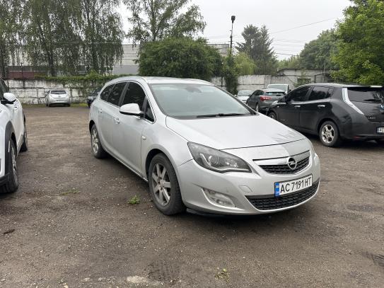 Opel Astra sports tourer             2011г. в рассрочку