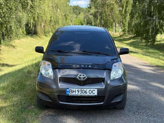 Toyota Yaris                           2009г. в рассрочку