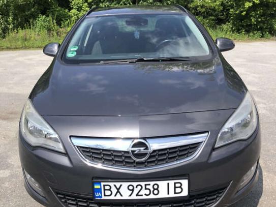Opel Astra                           2011г. в рассрочку