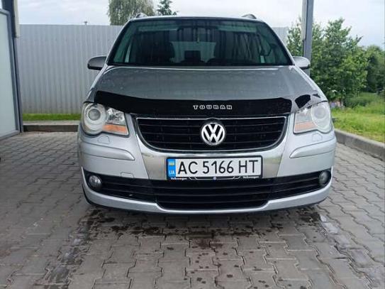 Volkswagen Touran                          2008г. в рассрочку