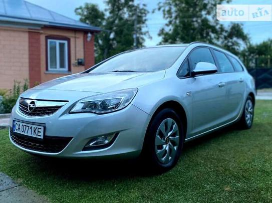 Opel Astra sports tourer 2012г. в рассрочку