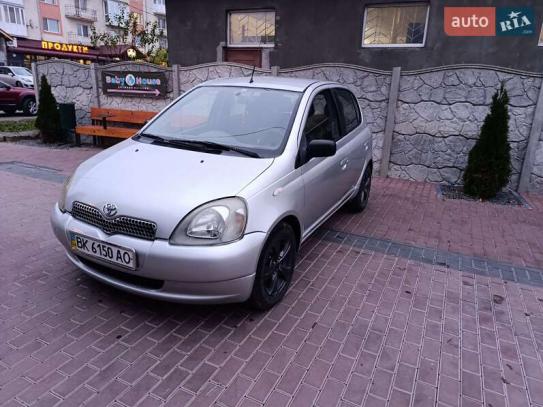 Toyota Yaris 2001г. в рассрочку