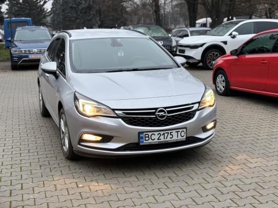 Opel Astra 2017р. у розстрочку