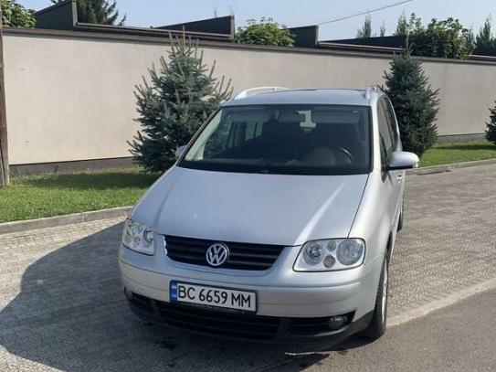 Volkswagen Touran 2005г. в рассрочку