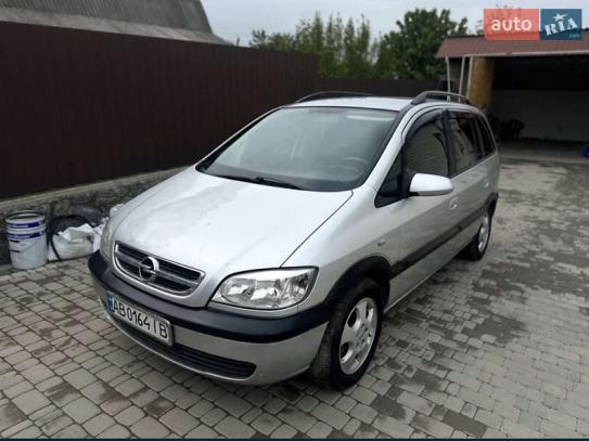 Opel Zafira 2003р. у розстрочку