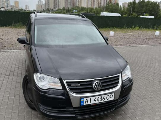 Volkswagen Touran                          2008г. в рассрочку