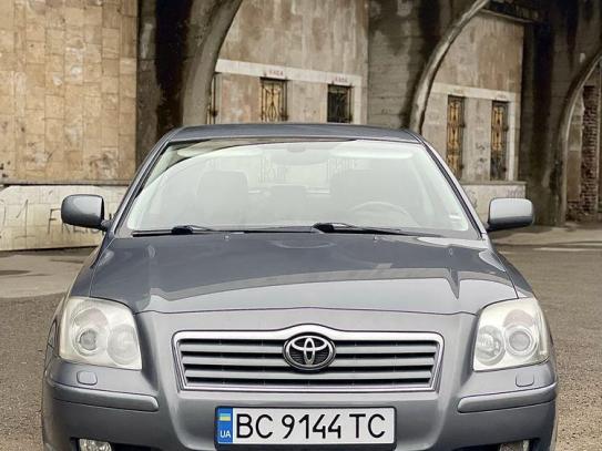 Toyota Avensis 2004г. в рассрочку