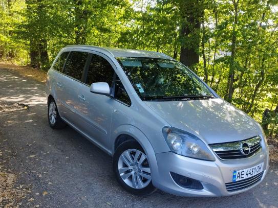 Opel Zafira 2010г. в рассрочку