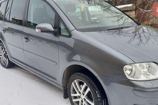 Volkswagen Touran 2004р. у розстрочку