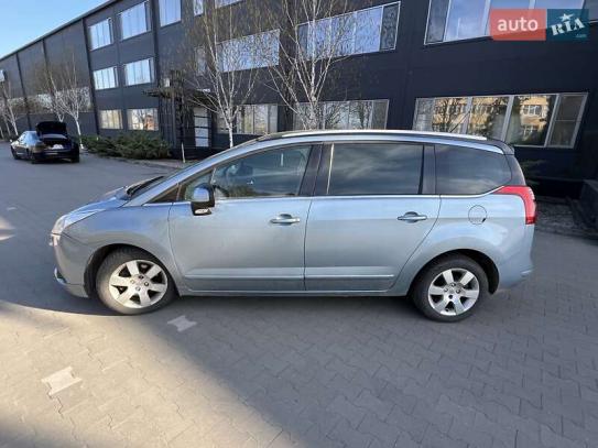 Peugeot 5008                            2011г. в рассрочку