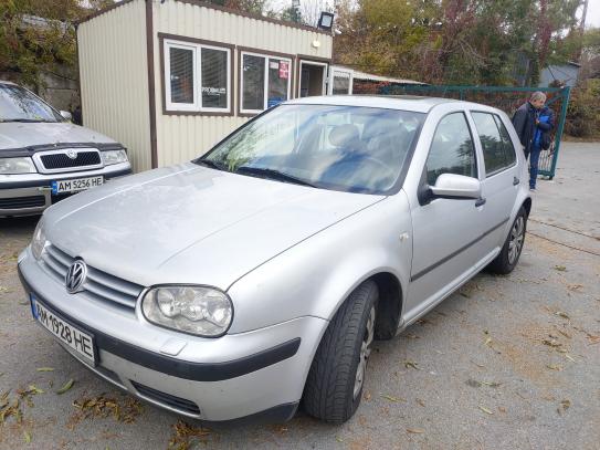 Volkswagen Golf 2002р. у розстрочку