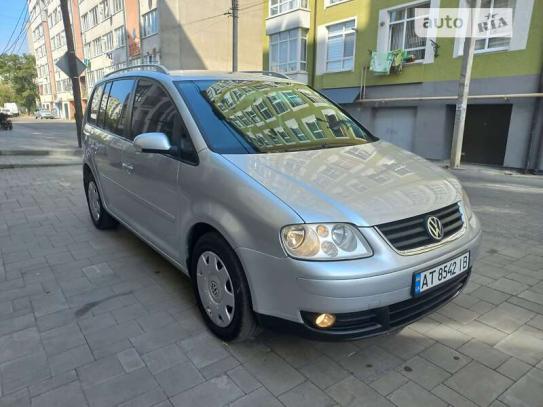 Volkswagen Touran 2005г. в рассрочку