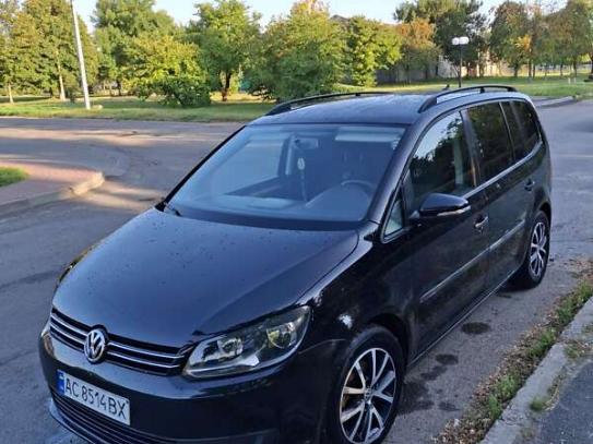 Volkswagen Touran 2013г. в рассрочку