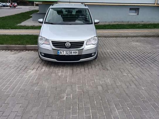 Volkswagen Touran 2009г. в рассрочку