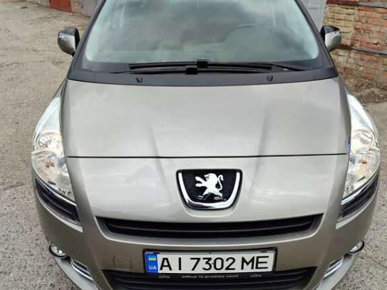 Peugeot 5008                            2011г. в рассрочку