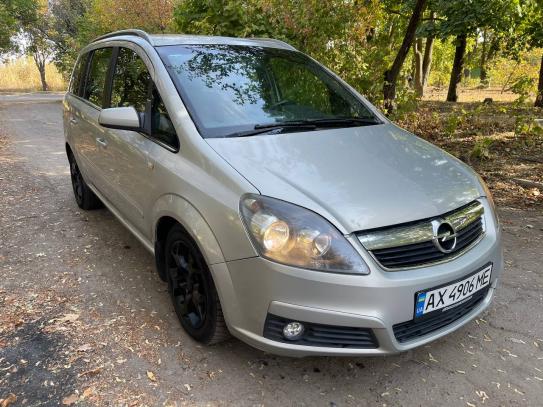 Opel Zafira 2005р. у розстрочку