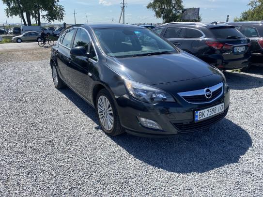 Opel Astra                           2011г. в рассрочку