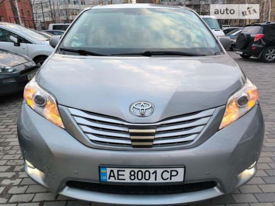 Toyota Sienna 2014р. у розстрочку