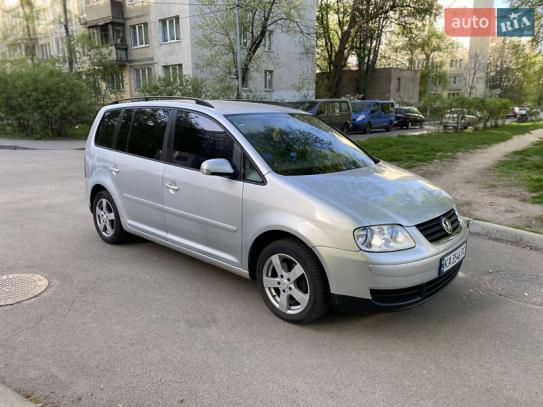 Volkswagen Touran                          2005г. в рассрочку