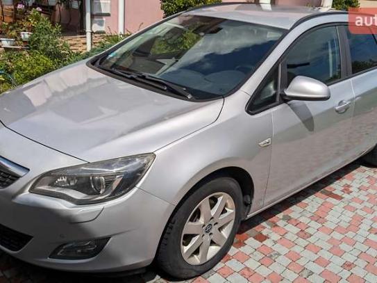 Opel Astra                           2011г. в рассрочку
