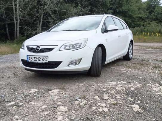 Opel Astra                           2011г. в рассрочку