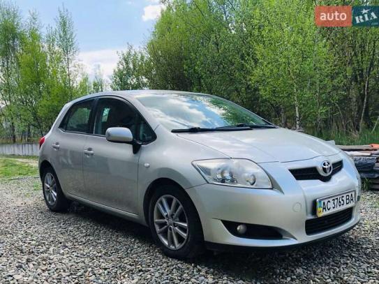 Toyota Auris                           2010г. в рассрочку