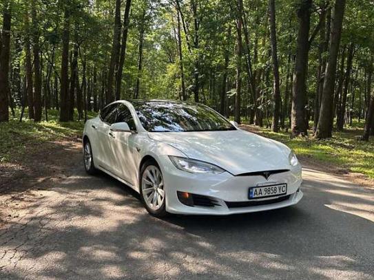 Tesla Model s                         2017г. в рассрочку