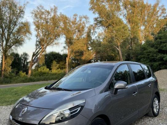 Renault Grand scenic
                    2012г. в рассрочку