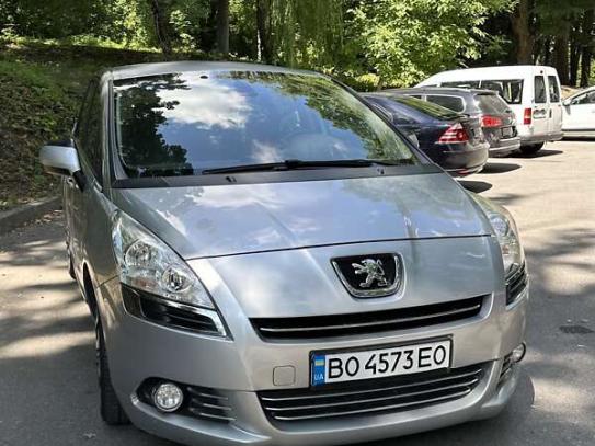 Peugeot 5008                            2011г. в рассрочку
