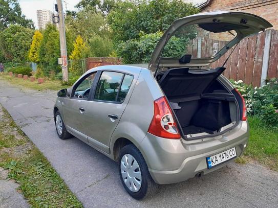 Dacia Sandero                         2008г. в рассрочку