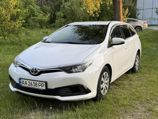 Toyota Auris                           2015г. в рассрочку